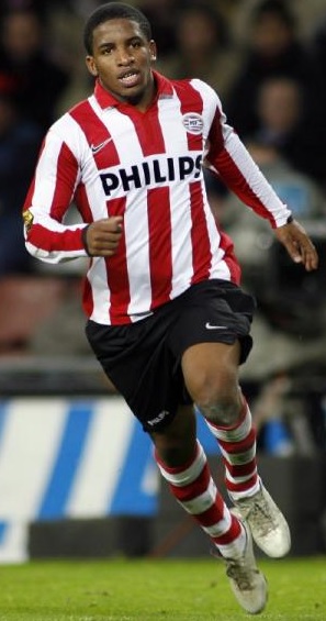 Jefferson "Foquita" Farfán corriendo Jefferson "Foquita" Farfán en pleno juego en el estadio