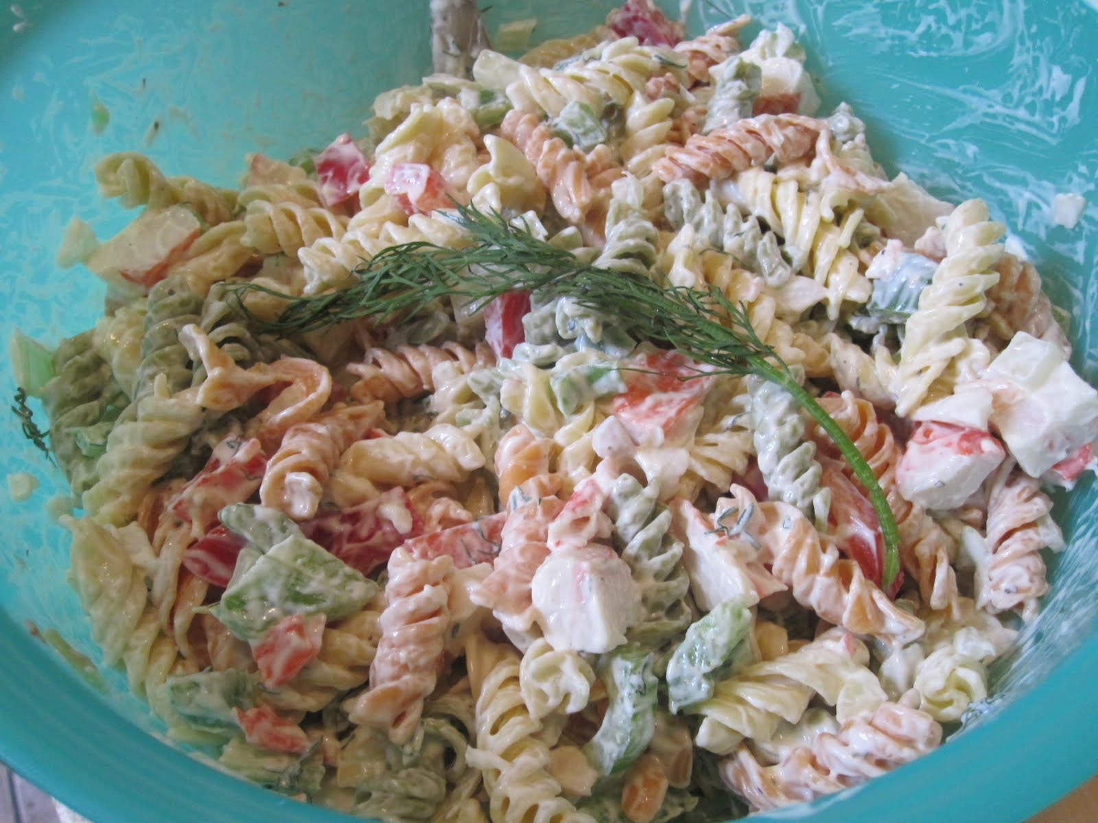 Dom Appetit!: Creamy Crab Pasta Salad