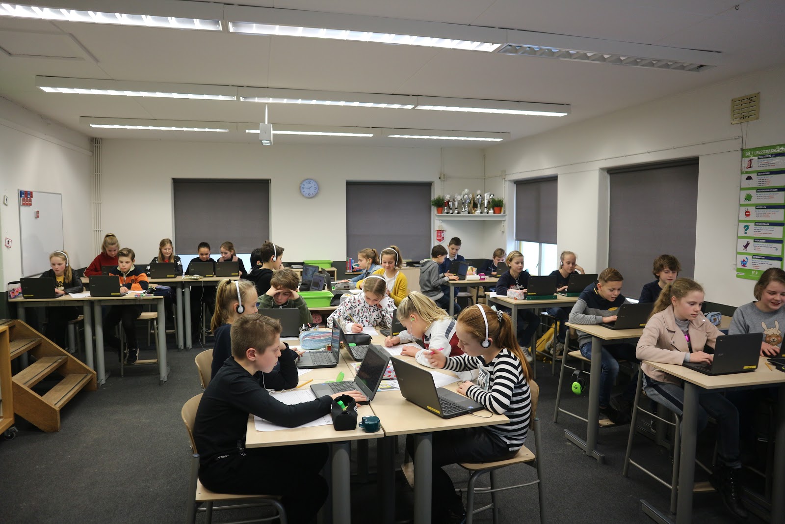 Leerlingen op een basisschool die Chromebooks gebruiken.