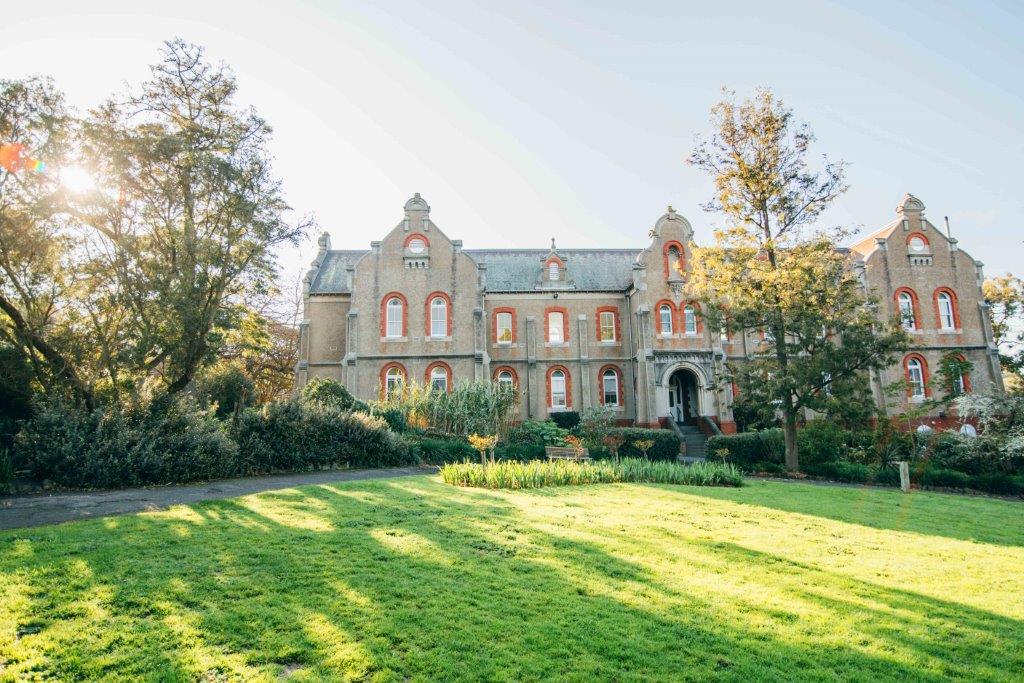 TO THE AISLE AUSTRALIA | ABBOTSFORD CONVENT MELBOURNE MELBOURNE COURTYARD WEDDING VENUE