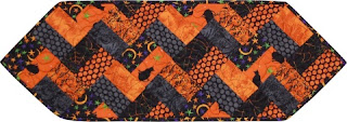 bargello style halloween table runner tutorial by so sew easy at gyct designs