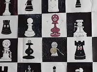 Curso académico:2014-15. Se decora el aula de ajedrez con trabajos diseñados en plástica.