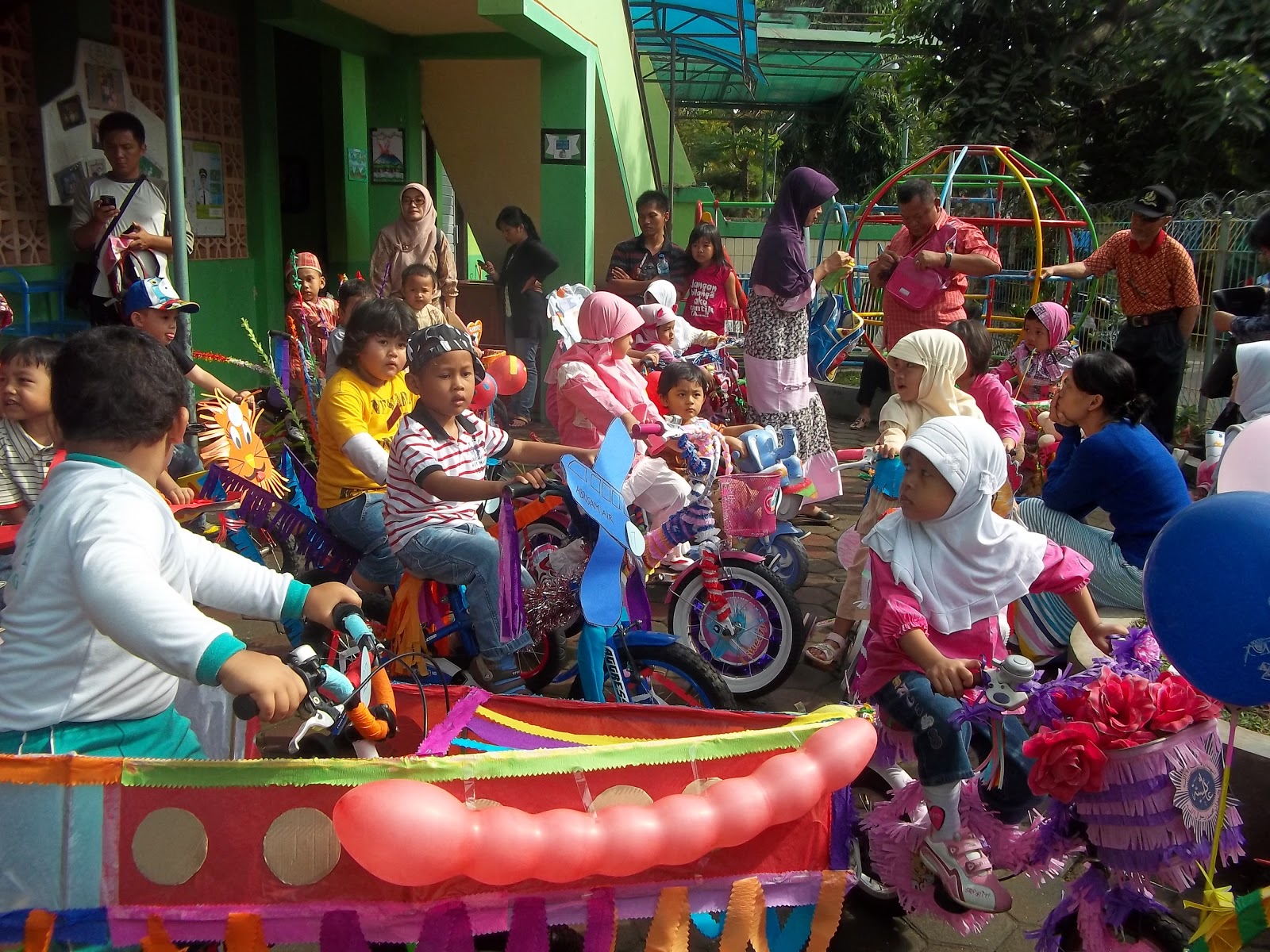 KELOMPOK BERMAIN AISYIYAH 01 Karnaval sepeda hias KELOMPOK BERMAIN AISYIYAH 01 Karnaval sepeda hias