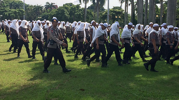 Berharap Bisa Ademkan Para Pendemo Ahok, Pasukan Polri Peci Putih dan Polwan Berhijab Siap Menyebar Berharap Bisa Ademkan Para Pendemo Ahok, Pasukan Polri Peci Putih dan Polwan Berhijab Siap Menyebar