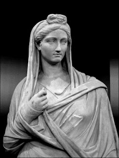 Estatua de una alta dama romana, con la vestimenta usual de la época Estatua de una alta dama romana, con la vestimenta usual de la época