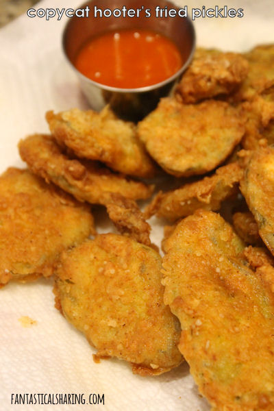 Copycat Hooter's Fried Pickles // This fried appetizer is the perfect finger food for game day! #recipe #pickles #copycat #hooters #appetizer #sundaysupper