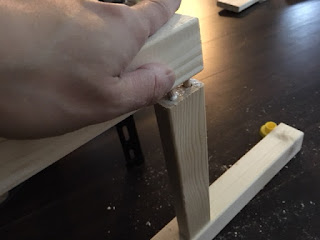 キッズチェアの足をダボで組んでいるところ