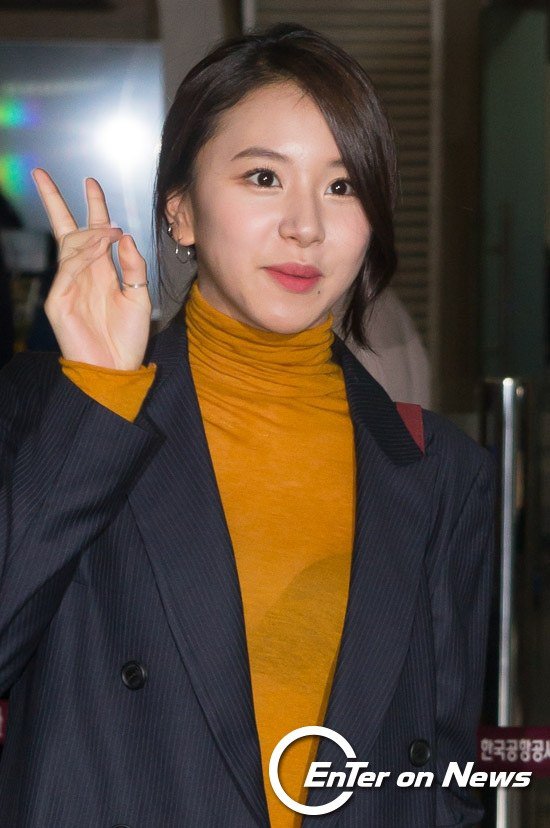 TWICE Chaeyoung Wears See-through Fashion at Airport? | Daily K Pop News