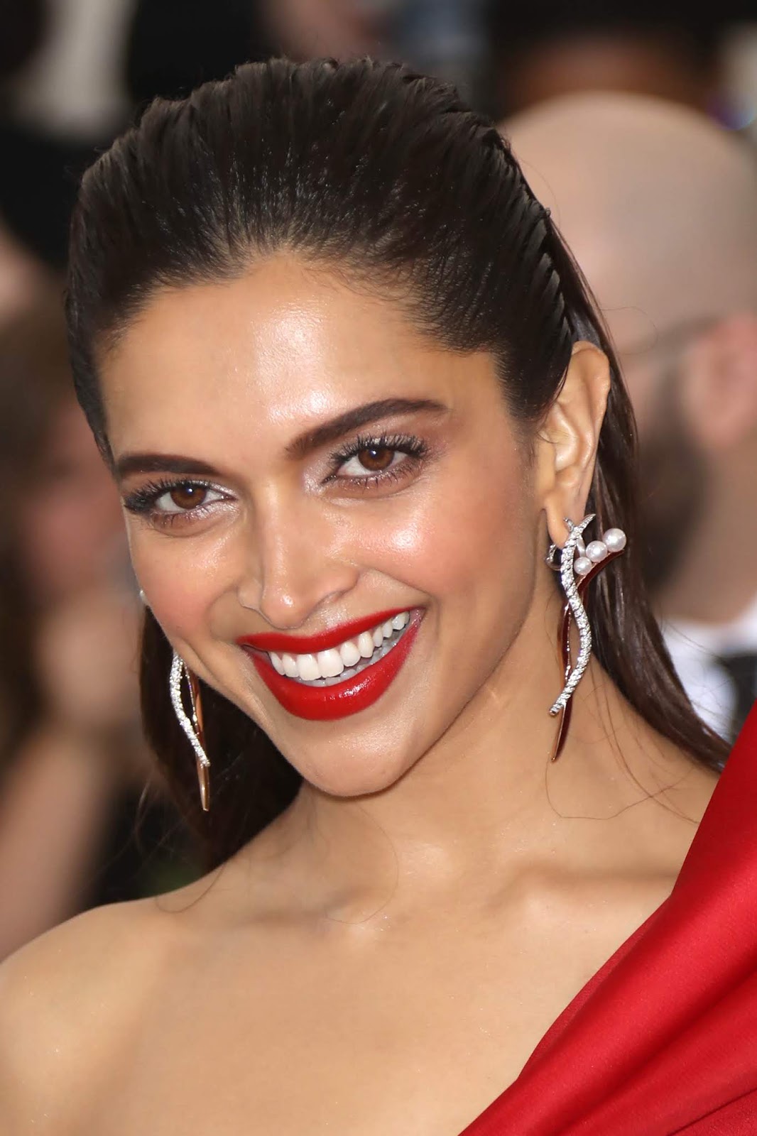High Quality Bollywood Celebrity Pictures: Deepika Padukone Sexy Skin