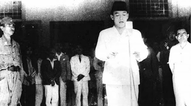 Biografi Soekarno, Bapak Proklamator Indonesia yang Patut Kita Banggakan Biografi Soekarno, Bapak Proklamator Indonesia yang Patut Kita Banggakan