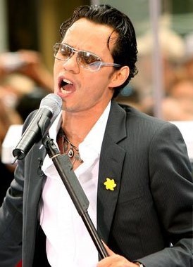 Marc Anthony Foto de Marc Anthony con el micrófono