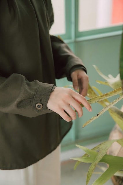 午夜森林領口壓折上衣-蕨綠