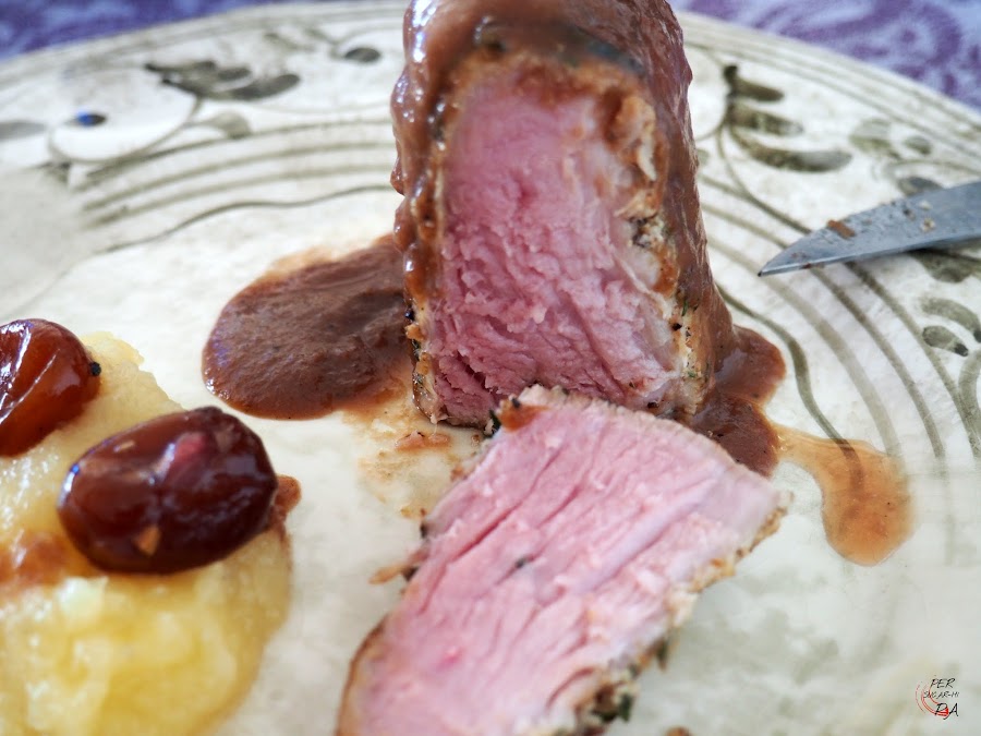 Solomillo de cerdo marinado en hierbas aromáticas y cocido en horno a baja temeperatura. Con salsa de kumquats en almíbar y puré de manzana reineta.