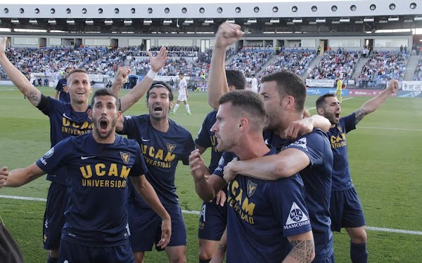 El UCAM Murcia gana y asciende, el Castilla debe esperar (2-2)
