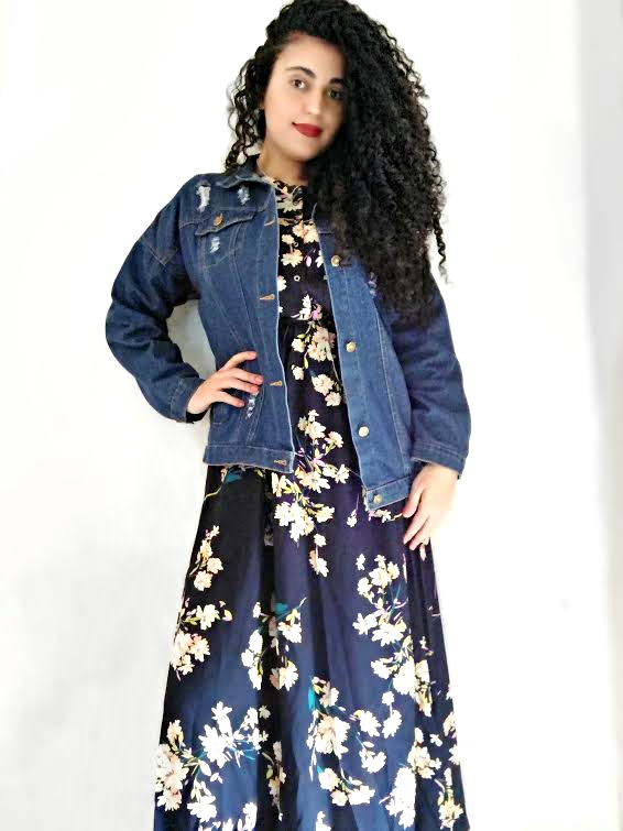 vestido longo com casaco jeans