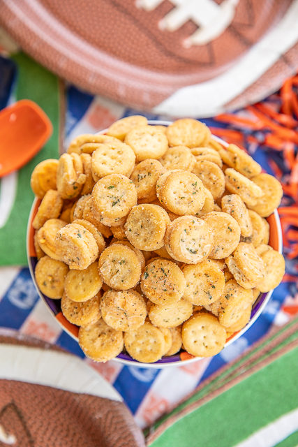 Cheesy Ranch Crackers - ritz bits tossed in a quick ranch mixture. SO good!!! Great for parties and in soups and chilis. We always have a bag in the pantry. Ritz Bits Cheese Sandwich Crackers, oil, Ranch mix, garlic powder. Can make in advance and store in an air-tight container. #tailgating #appetizer #ranch #cheese #partyfood Cheesy Ranch Crackers - ritz bits tossed in a quick ranch mixture. SO good!!! Great for parties and in soups and chilis. We always have a bag in the pantry. Ritz Bits Cheese Sandwich Crackers, oil, Ranch mix, garlic powder. Can make in advance and store in an air-tight container. #tailgating #appetizer #ranch #cheese #partyfood