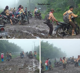 Menerjang Lumpur Demi Mendidik Calon Penerus Bangsa Menerjang Lumpur Demi Mendidik Calon Penerus Bangsa