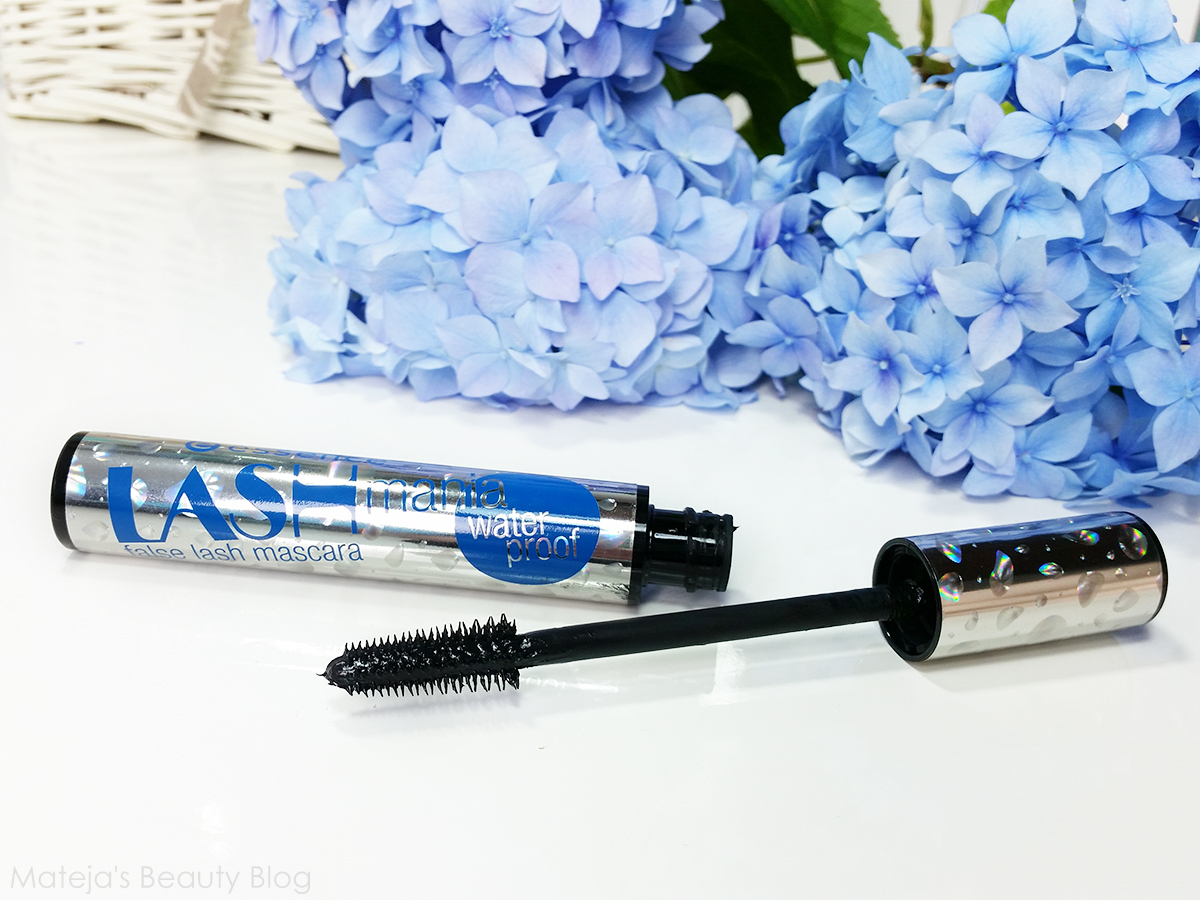 essence mascara blue