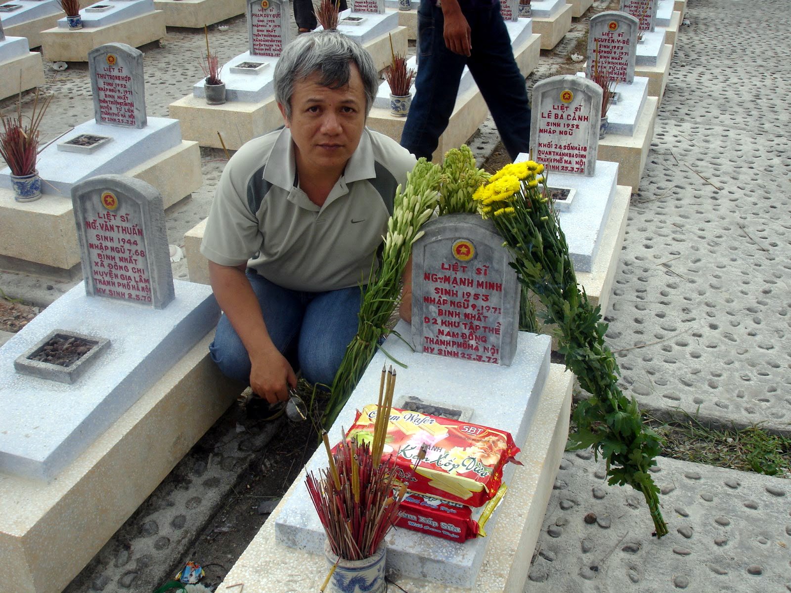 Viếng mộ Mạnh Minh trong dịp đi ĐN 27/6/2009. Tại mộ thấy đã có bó bông huệ của các AC K4 ghé sáng hôm đó.