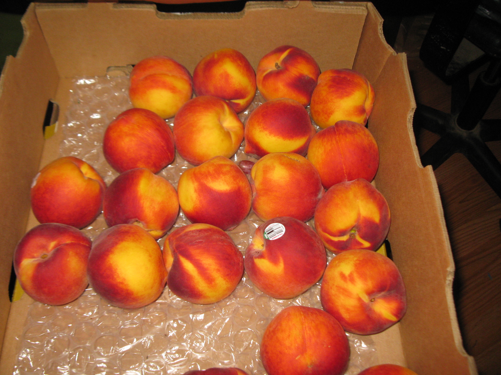 Simply Homemaking Canning clingstone peaches without sugar... Whew!