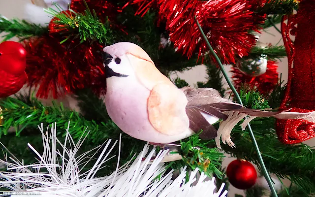 Kerst achtergrond met vogel in de kerstboom