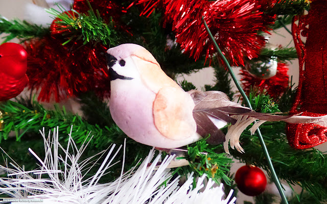 Kerst achtergrond met vogel in de kerstboom