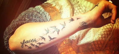 Tatuaje pájaros con la palabra faith