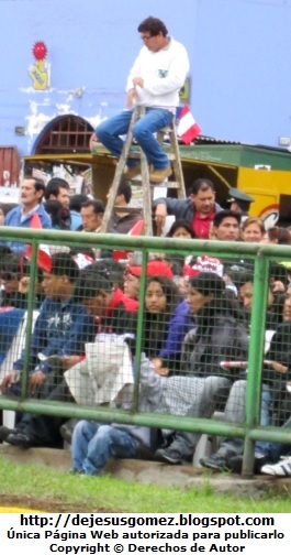 Hombre peruano Foto de hombre peruano que llevó su escalera para poder apreciar mejor el desfile de la Gran Parada Militar por Jesus Gómez