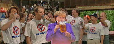 No Maam und Angela Merkel beim Bier trinken No Maam und Angela Merkel beim Bier trinken