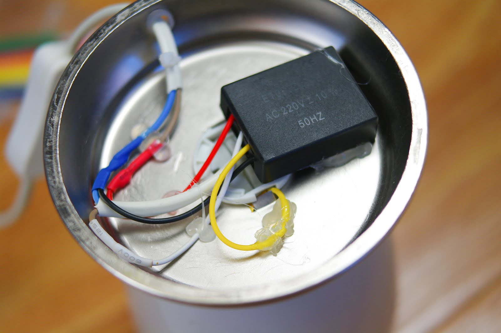 лампа сама выключается. моргает светодиодная лампа. лампа сама выключается. люминесцентные лампы после выключения. диодная лампа с розеткой и выключателем.