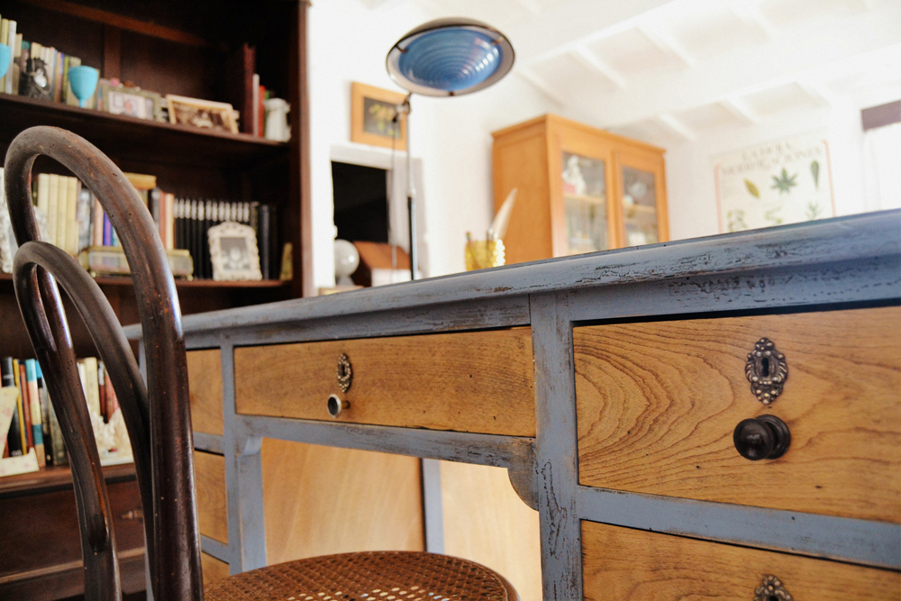 Antes y después de un escritorio engendro, sí hasta un mueble extraño puede quedar bien, si le damos una segunda oportunidad.