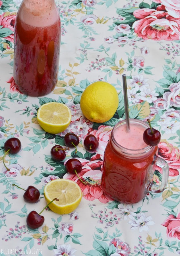 LIMONADA DE CEREZAS EN JARRA CRISTAL, BOTELLA CRISTAL Y MANTEL DE FLORES