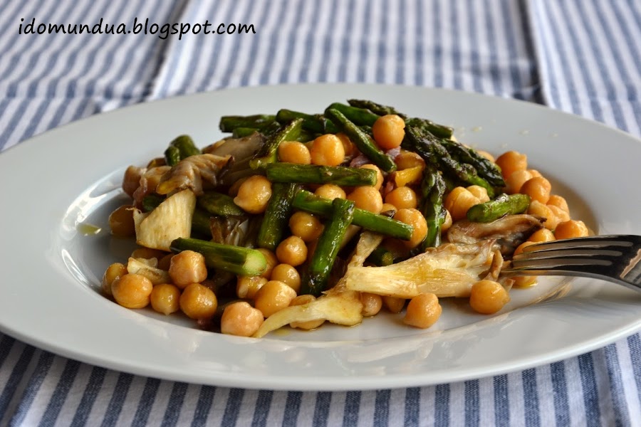 Garbanzos con espárragos verdes y setas