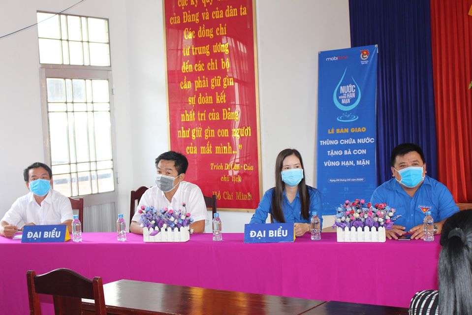 Mobifone Bạc Liêu trao tặng 150 thùng nước cho bà con vượt qua hạn mặn xã Phong Thạnh