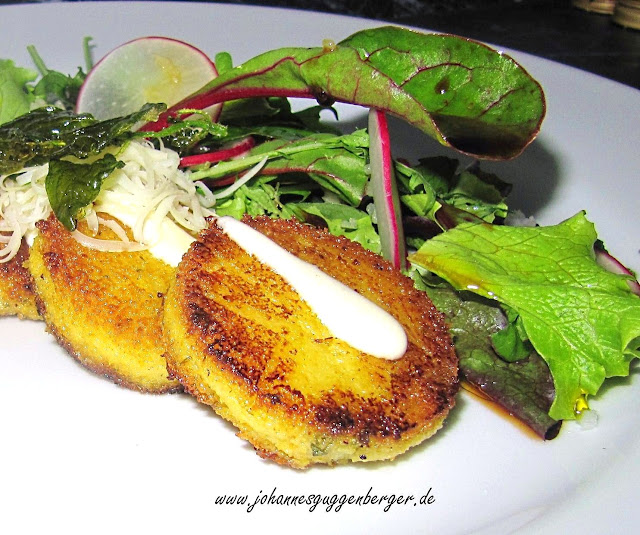 stuttgartcooking: Polenta-Kräuter-Bratling an Käsecreme und Pflücksalat