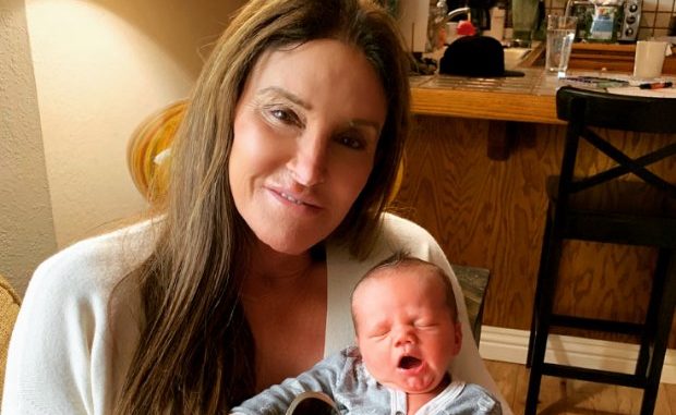Caitlyn Jenner posa con su nuevo nieto en los brazos.