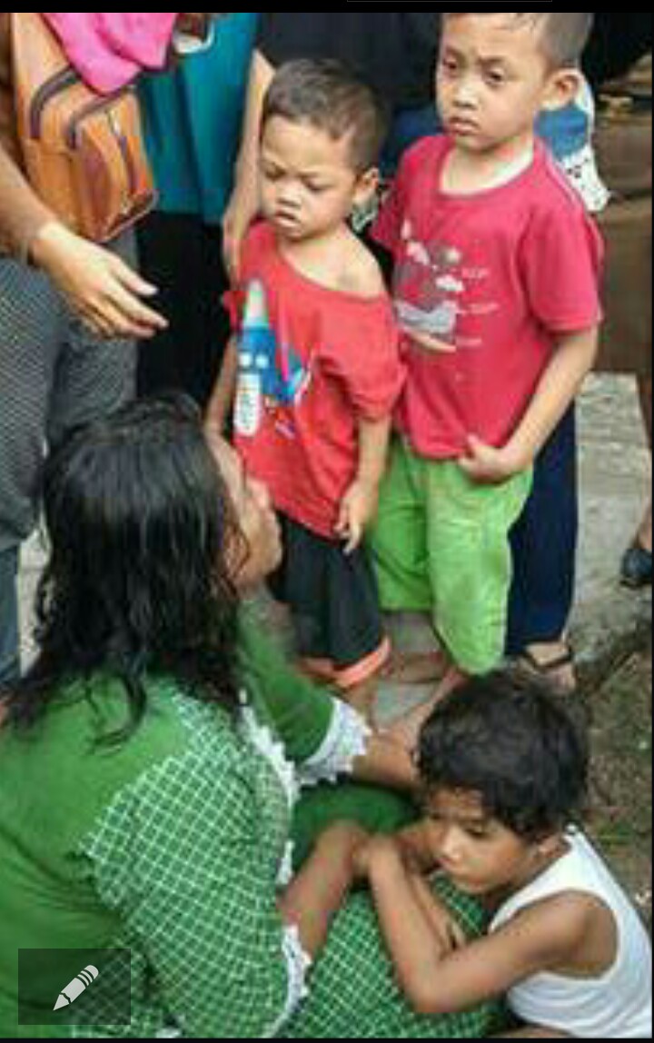 Atik bersama tiga cucunya. Atik bersama tiga cucunya.
