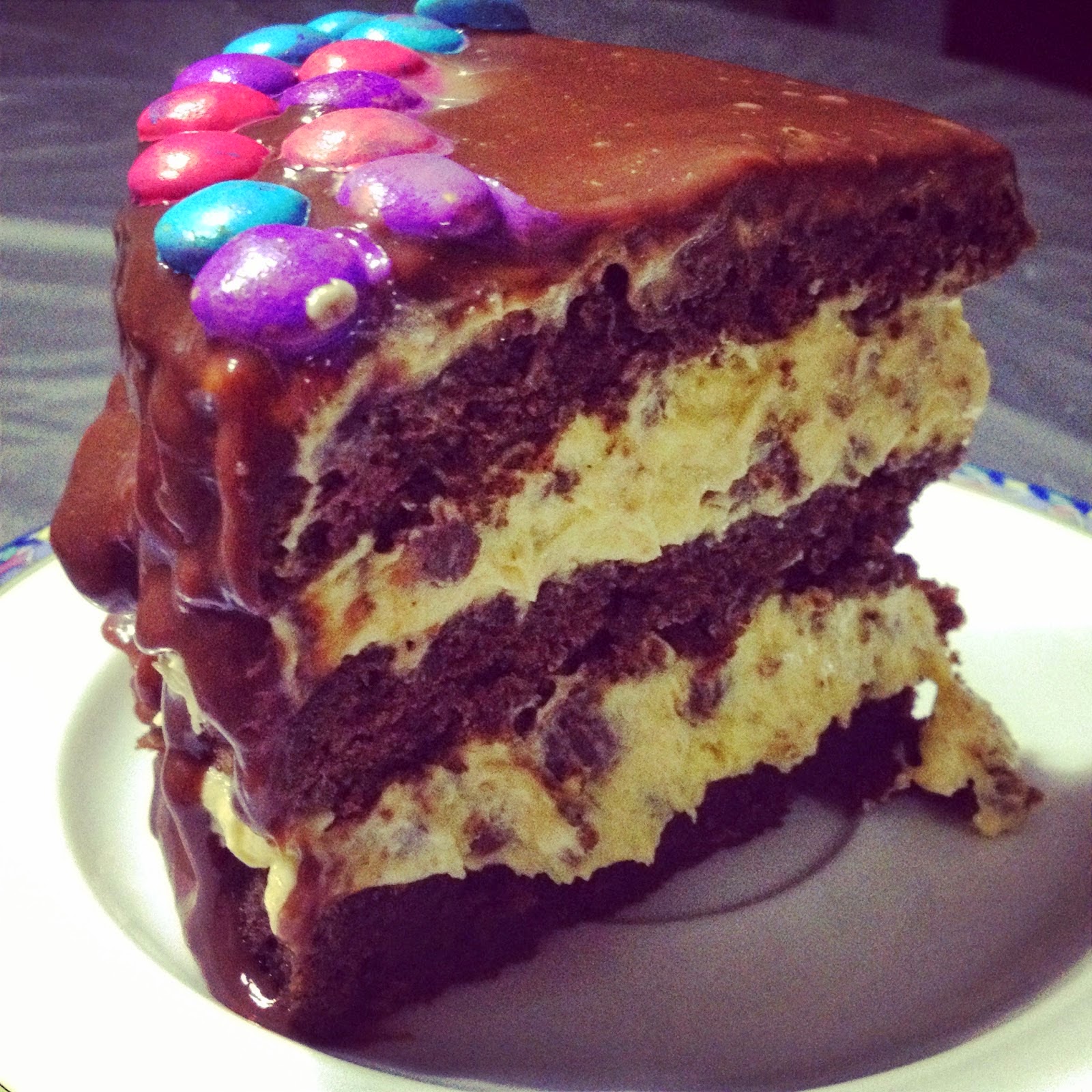 Cakes and Barbells Redvelvet Brownie Cookie Dough Kuchen mit Schoko