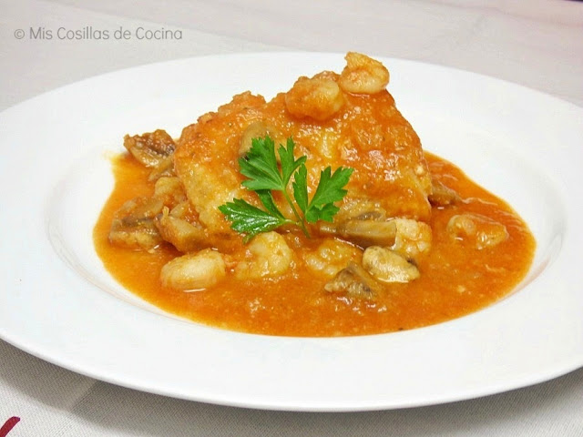 Bacalao Con Tomate, Champiñones Y Gambas
