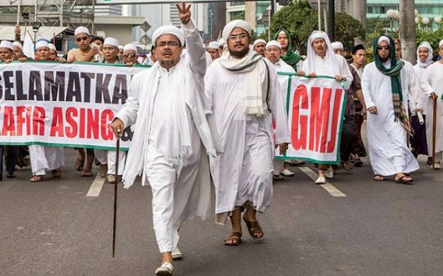 Gus Mus Sindir Habib Rizieq "Ulama Kok Pimpin Demo" Gus Mus Sindir Habib Rizieq "Ulama Kok Pimpin Demo"