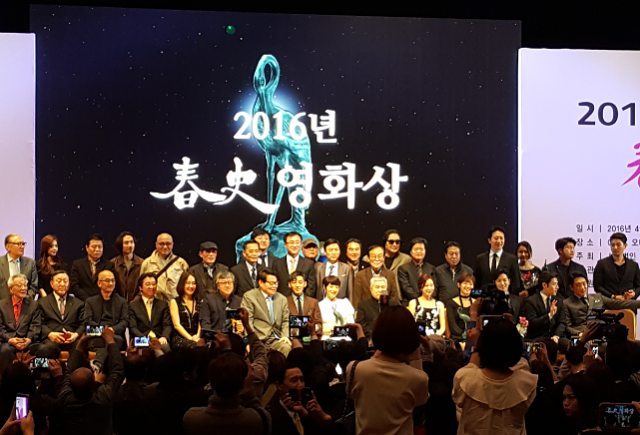 춘사영화상 원로들 사이에서 안절부절 유아인ㅋ | 인스티즈