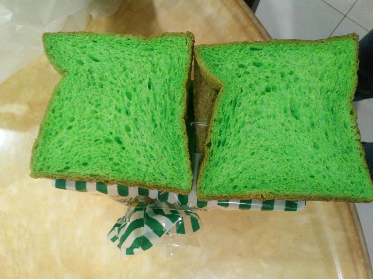 マレーシアで パンダンリーフを使用した緑色のパンを見つけた Mogupad モグパッド