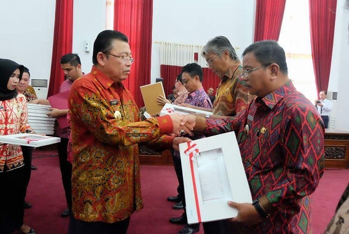 Bupati Sekadau Terima DIPA 2018 Dari Gubernur Kalbar Bupati Sekadau Terima DIPA 2018 Dari Gubernur Kalbar