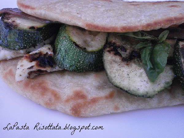 Piadina con queso, calabacines a la parrilla y anchoas