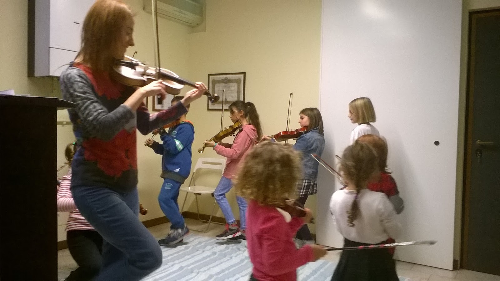 La musica è gioia Suonare camminando, marciando, a scuola, in casa, al
