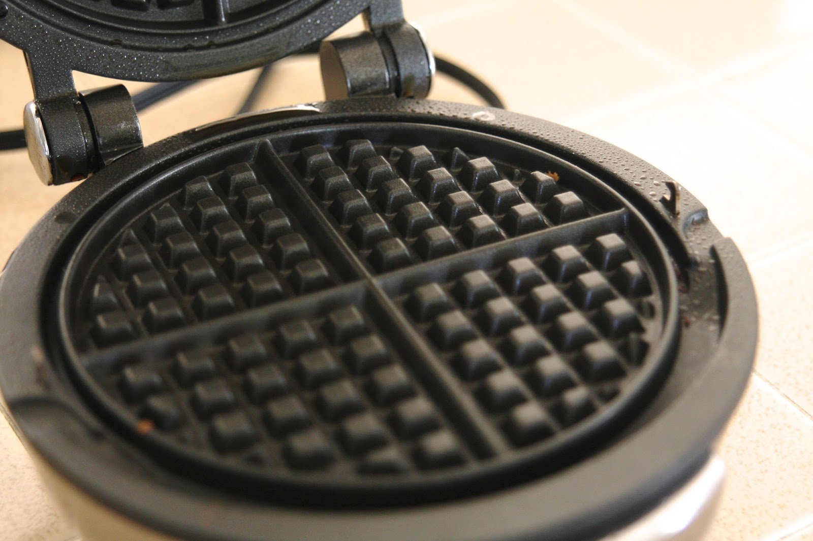 How To Clean a Waffle Iron with Non-Removable Plates - Simply