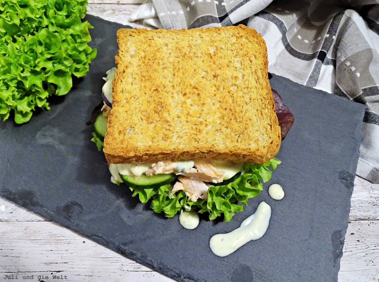{Snacktime} Pulled Salmon Sandwich mit selbstgemachter Remoulade (ohne Ei)