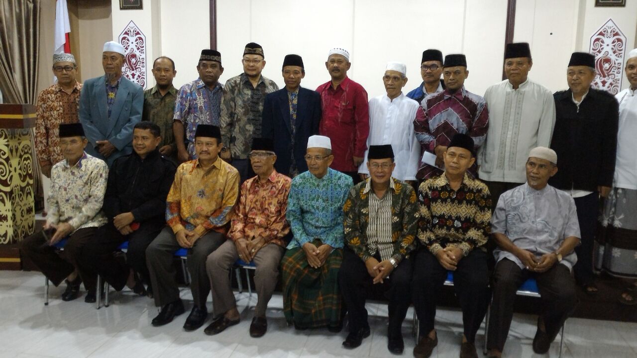 Foto bersama usai acara silaturahim Kakankemenag Kota bersama tokoh Islam di Aula Kantor Kemenag Balikpapan, Rabu (2/11/2016). Foto: LINES.