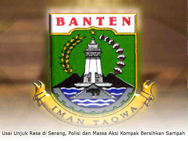 Usai Unjuk Rasa di Serang, Polisi dan Massa Aksi Kompak Bersihkan Sampah Usai Unjuk Rasa di Serang, Polisi dan Massa Aksi Kompak Bersihkan Sampah