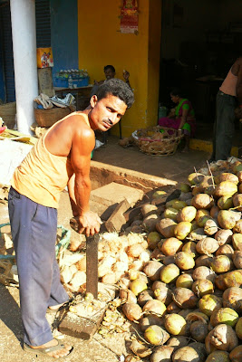 индус очищает кокос от койры
